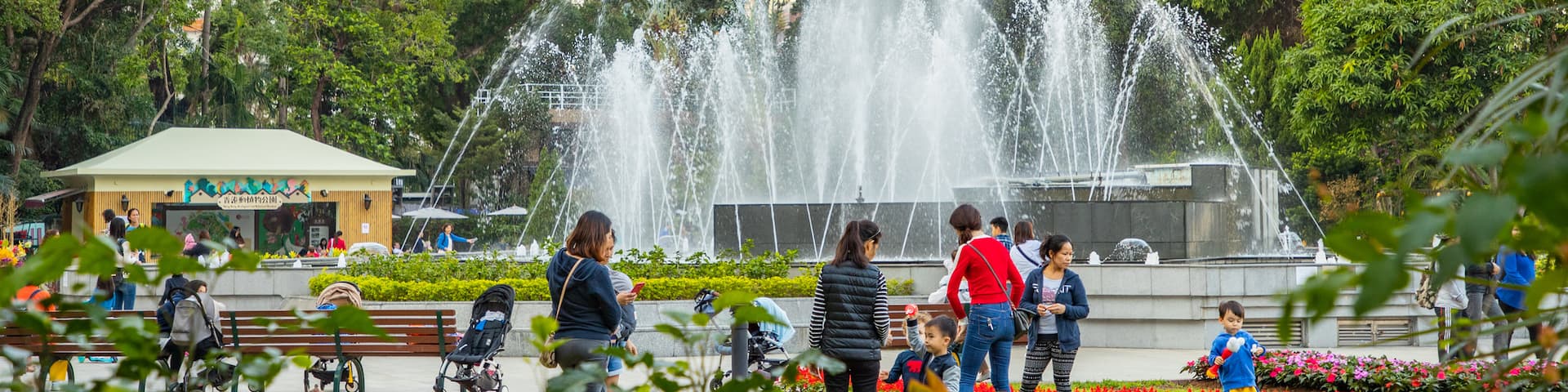 Hong Kong Zoo and Botanical Gardens featuring a fountain and a park as well as a family