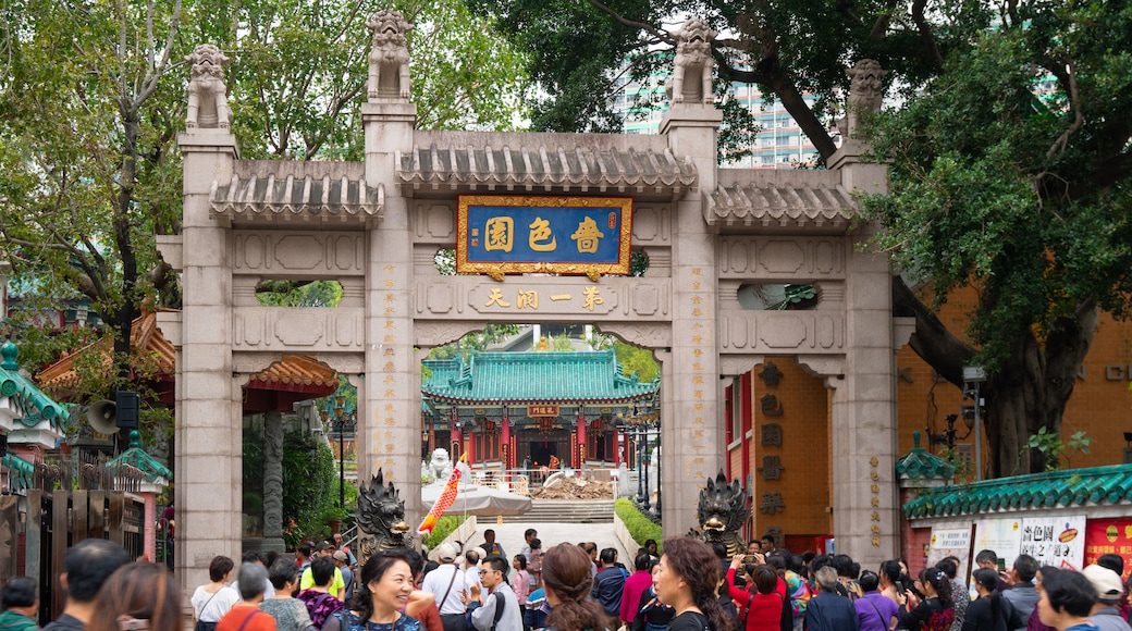 Wong Tai Sin Temple featuring heritage elements as well as a large group of people