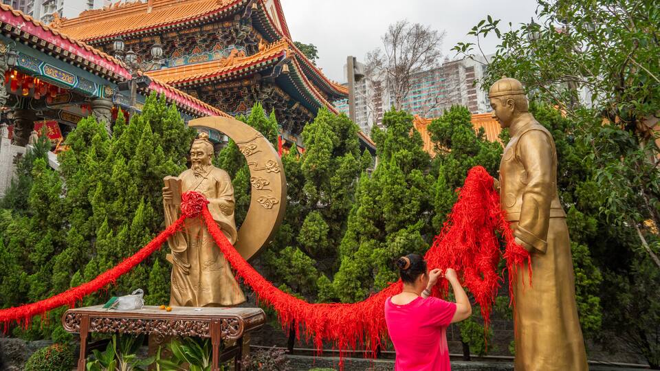 Wong Tai Sin Temple which includes a statue or sculpture and heritage elements