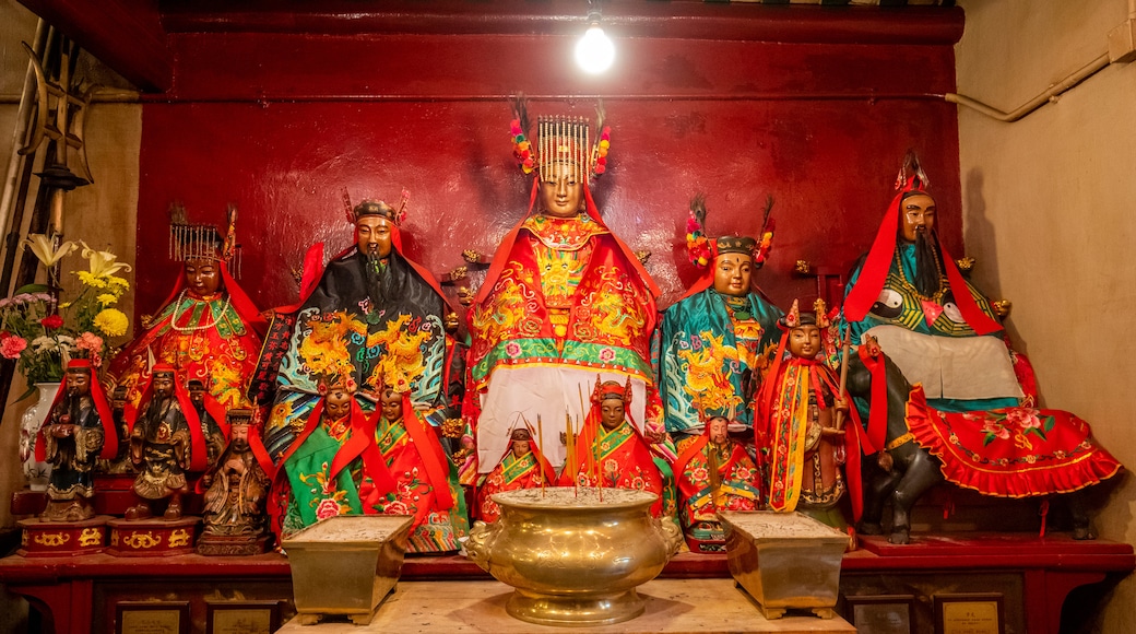 Man Mo Temple showing a temple or place of worship, interior views and heritage elements