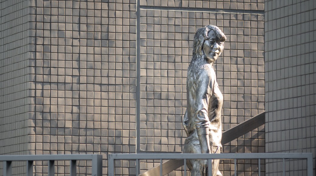 The Museum of Modern Art, Saitama showing a statue or sculpture