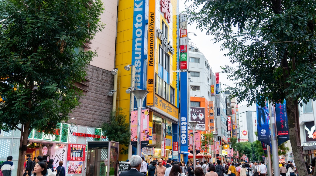 Toshima which includes a city and street scenes