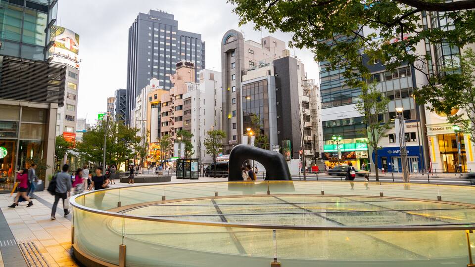 Tokyo Midtown which includes street scenes, a pond and a city