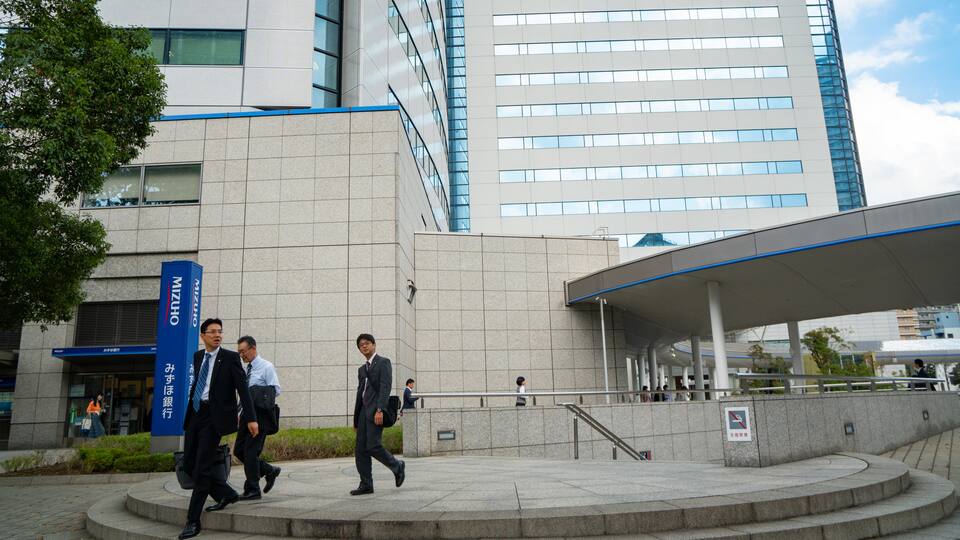 Koto featuring a city and street scenes