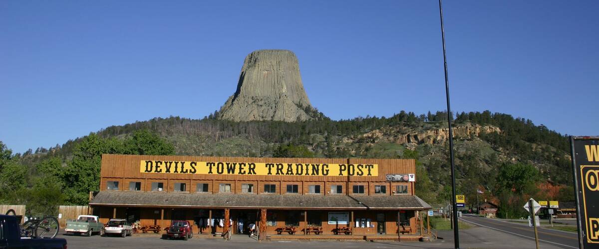 Wyoming ofreciendo escenas urbanas, montañas y señalización