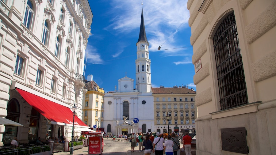 Hofburg Kejserpalads som viser gadeliv, et slot og en by