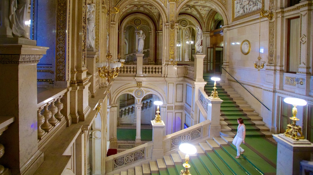 Ópera de Viena ofreciendo vistas interiores y patrimonio de arquitectura y también una mujer