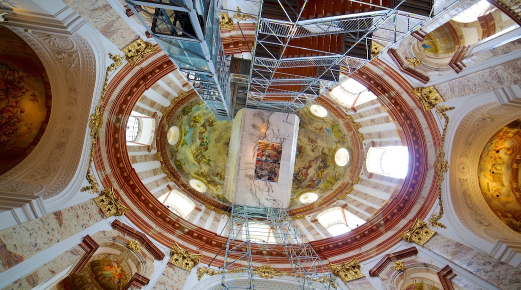 Karlskirche welches beinhaltet Innenansichten, religiöse Elemente und Kirche oder Kathedrale