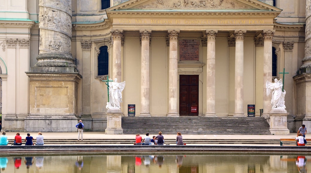 Karlskirche bevat een plein, historische architectuur en religieuze aspecten