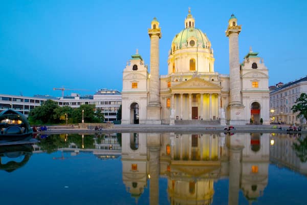 Karlskirche das einen religiöse Aspekte, Teich und Stadt