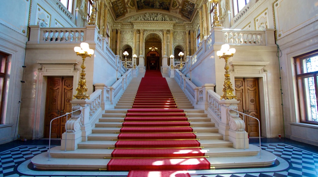 Burgtheater che include vista interna, architettura d\'epoca e castello