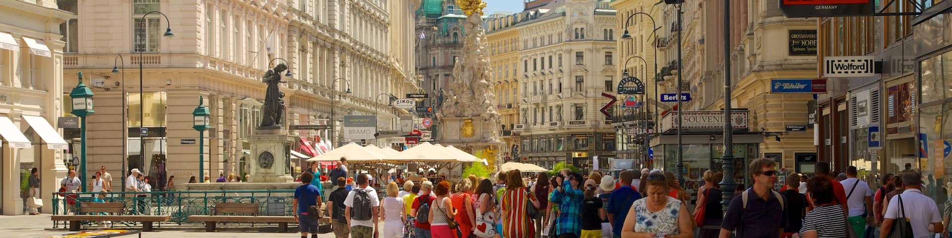 Stephansplatz showing street scenes, heritage architecture and a city