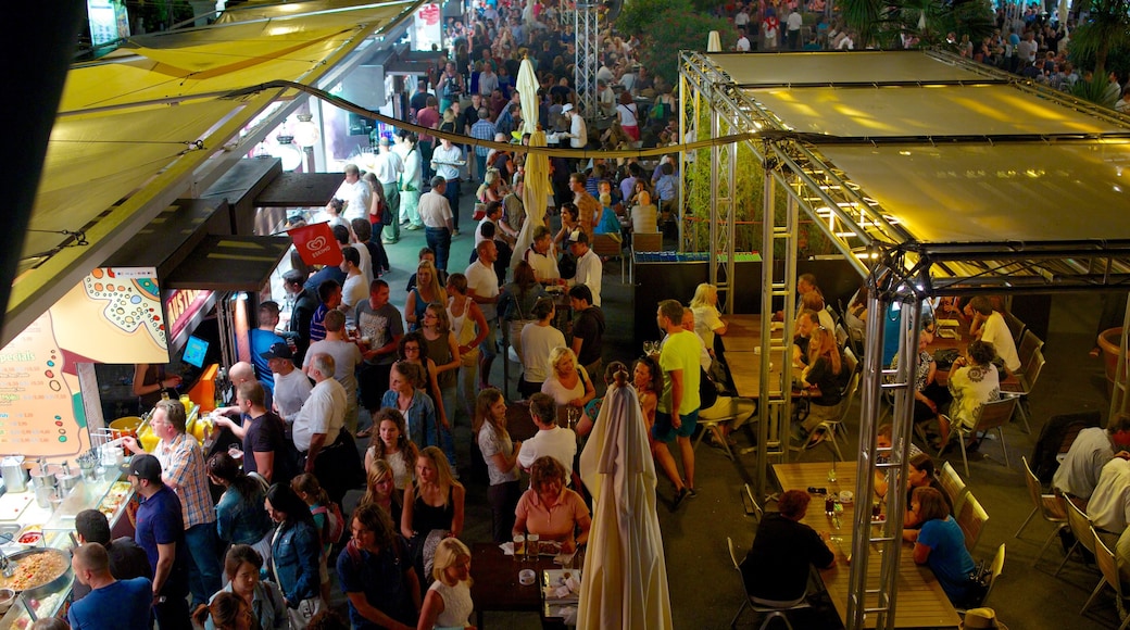 Wiener Stadthalle som inkluderar en bar, en stad och en administrativ byggnad