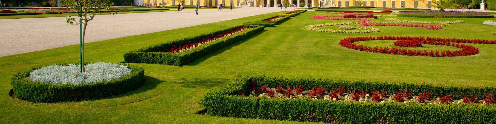 Schoenbrunn Palace which includes heritage architecture, a city and a castle