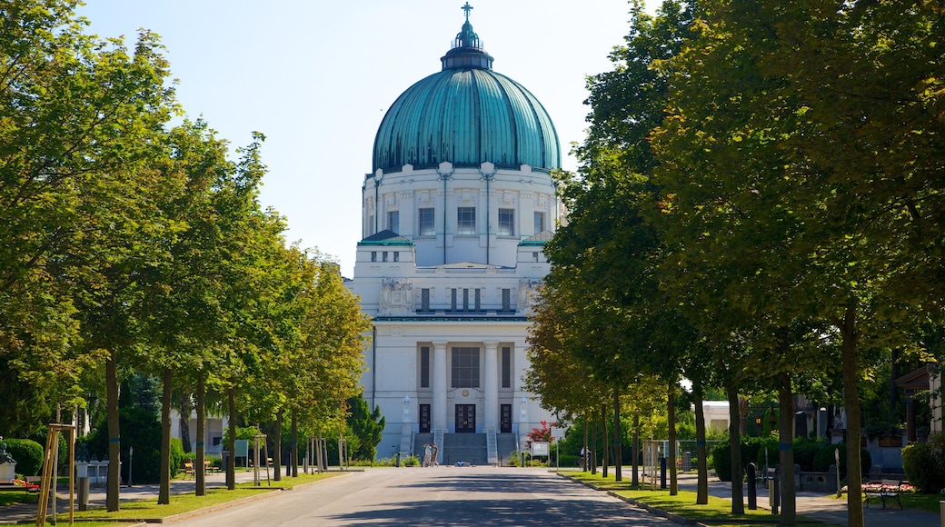 Wiener Zentralfriedhof toont historische architectuur en straten