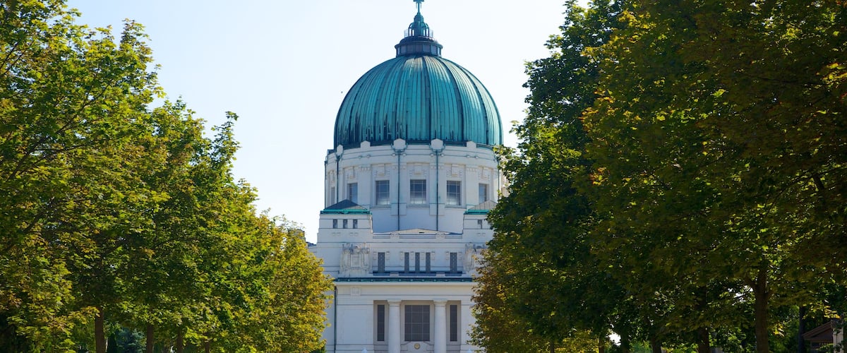 Zentralfriedhof welches beinhaltet Straßenszenen und historische Architektur