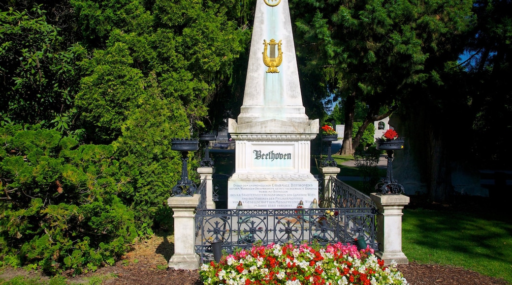 Zentralfriedhof presenterar en kyrkogård, blommor och ett minnesmonument