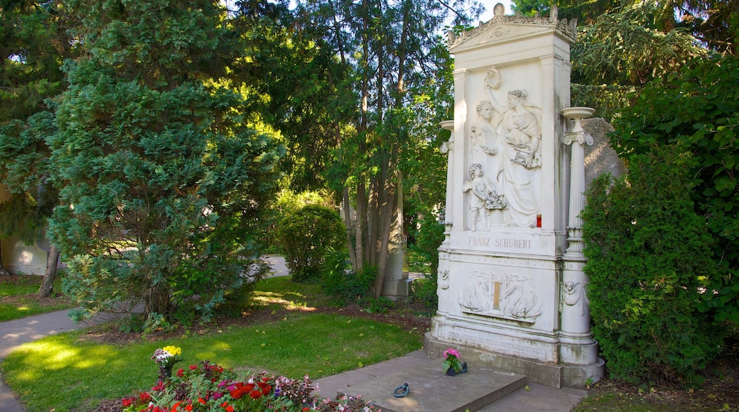 Zentralfriedhof das einen Friedhof, Gedenkstätte und Blumen