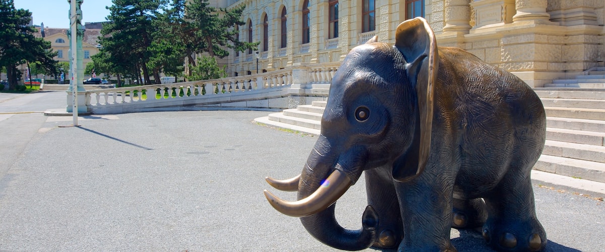 Museo de Historia Natural mostrando arte, una estatua o escultura y arte al aire libre