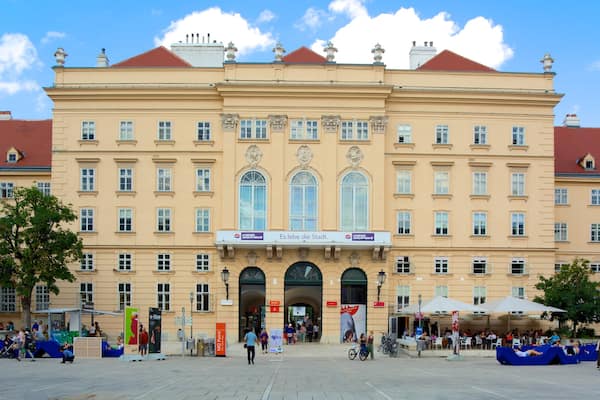 MuseumsQuartier mit einem Stadt, historische Architektur und Straßenszenen