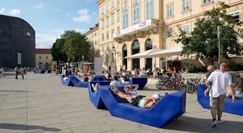 Museumsquartier ofreciendo una ciudad y escenas urbanas y también un pequeño grupo de personas