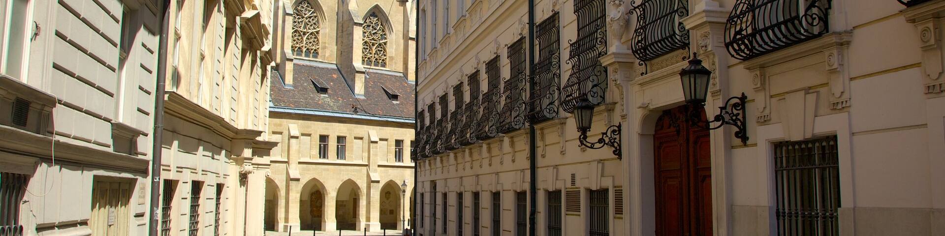Minoritenkirche mit einem historische Architektur, Straßenszenen und Kirche oder Kathedrale