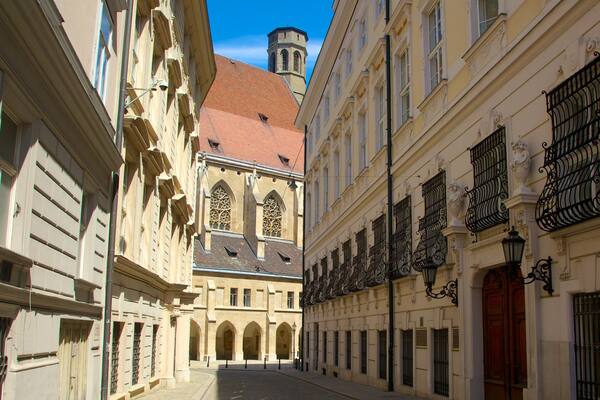 Minoritenkirche mit einem historische Architektur, Straßenszenen und Kirche oder Kathedrale