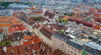 Stefansdomkirken og byder på religiøse elementer, en kirke eller en katedral og en by