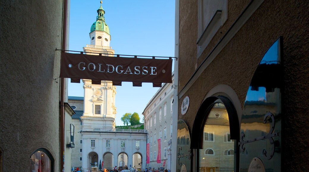 Salzburger Dom som visar religiösa element, skyltar och en kyrka eller katedral