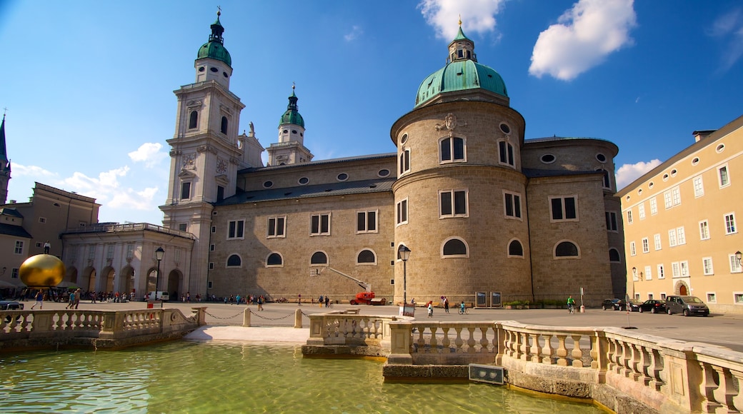 Salzburger Dom presenterar en kyrka eller katedral, historiska element och en stad