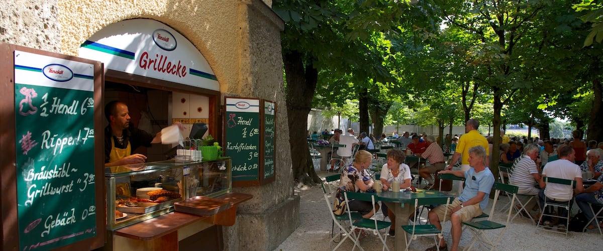 Augustiner-Brauerei mit einem Café-Lifestyle und Einkaufen sowie große Menschengruppe