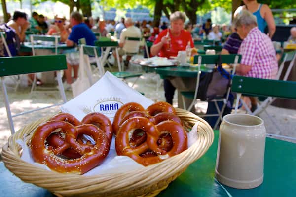 Augustiner-Brauerei welches beinhaltet Speisen und Essen im Freien sowie große Menschengruppe