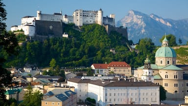 Montaña Kapuzinerberg que incluye palacio, arquitectura patrimonial y una ciudad