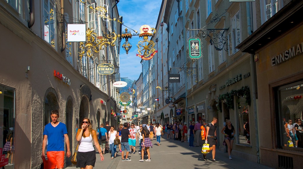 Rue commerçante Getreidegsse mettant en vedette scènes de rue, shopping et ville