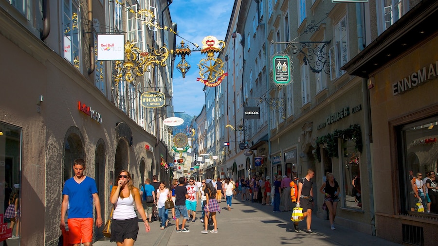Calle comercial Getreidegasse mostrando compras, señalización y escenas urbanas