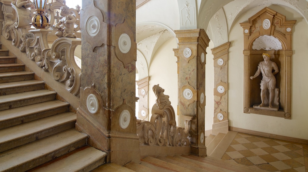 Palacio de Mirabell  y jardines ofreciendo una estatua o escultura, vistas interiores y patrimonio de arquitectura