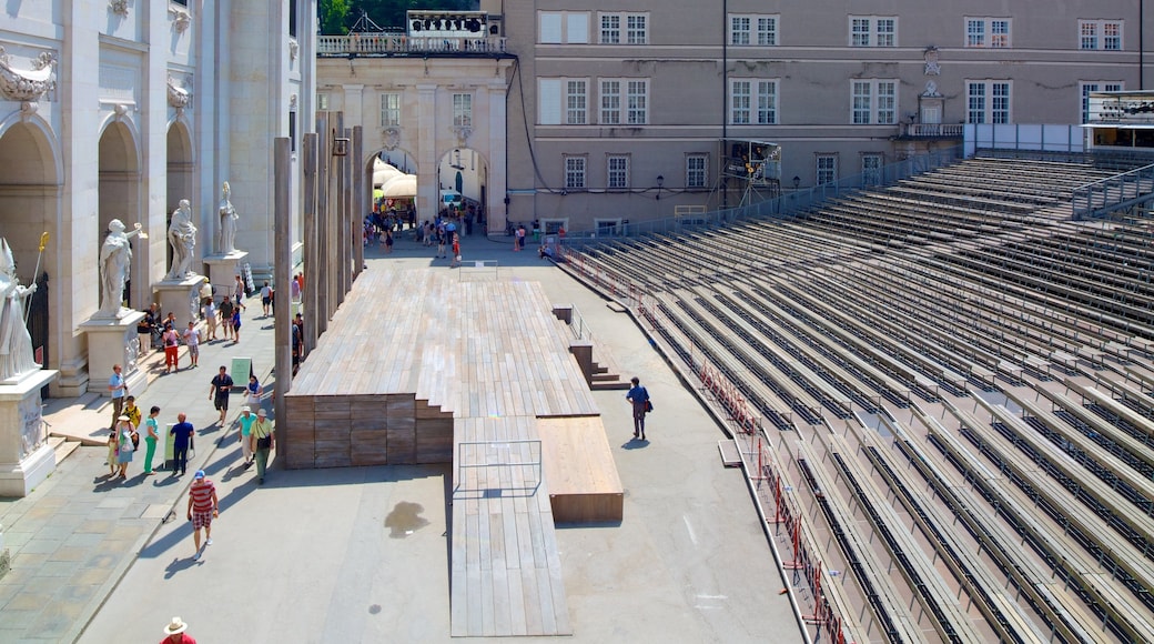 Salzburg Residenz-palasset fasiliteter samt torg eller plass, by og historisk arkitektur