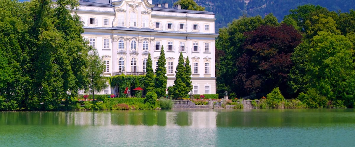 Schloss Leopoldskron welches beinhaltet historische Architektur, See oder Wasserstelle und Geschichtliches