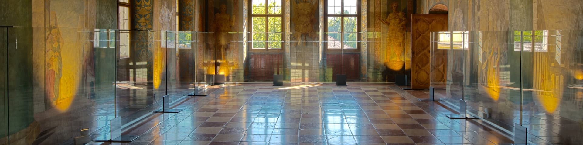 Schloss Hellbrunn welches beinhaltet Innenansichten, Palast oder Schloss und historische Architektur