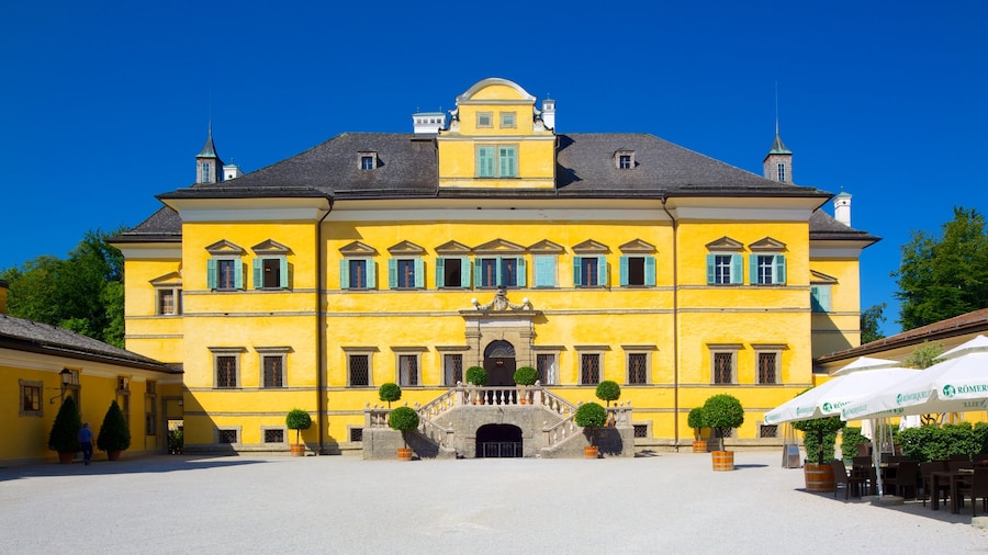 Schloss Hellbrunn som inkluderar chateau eller palats, historisk arkitektur och ett torg