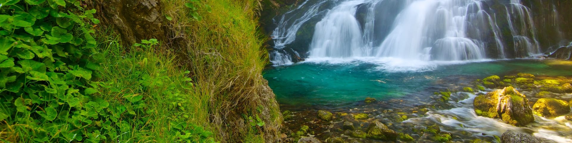 Golling Falls which includes a pond and a cascade