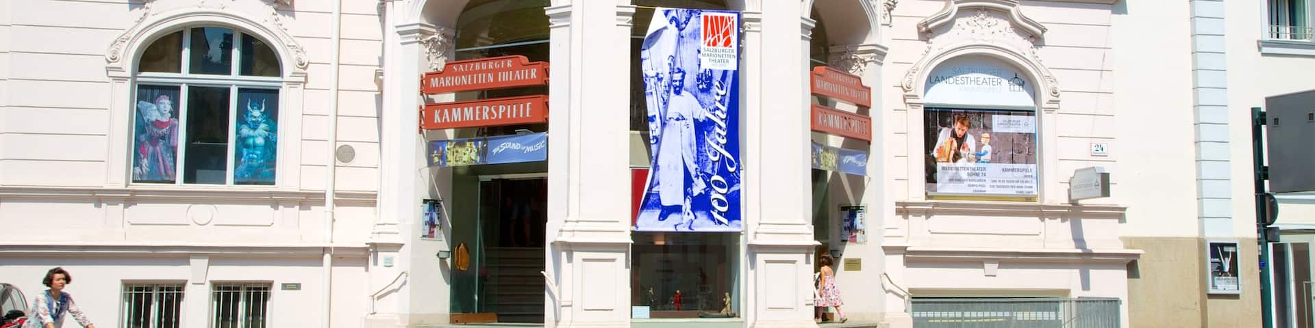 Salzburg welches beinhaltet historische Architektur, Theater und Straßenszenen