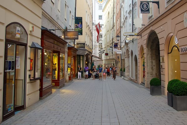 Salzburg das einen Stadt, Straßenszenen und Beschilderung