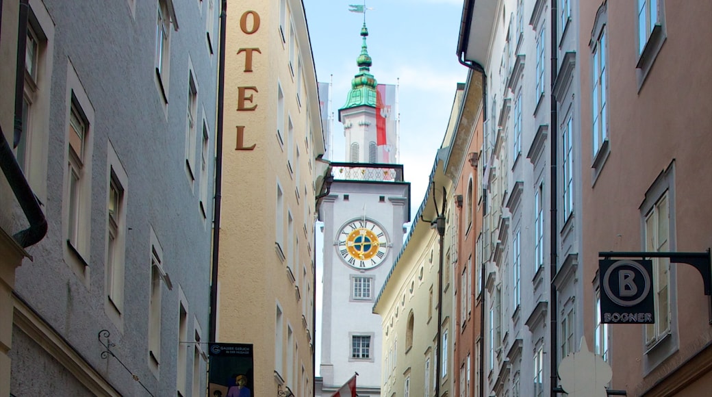 Salzburg mit einem Beschilderung, Stadt und Hotel