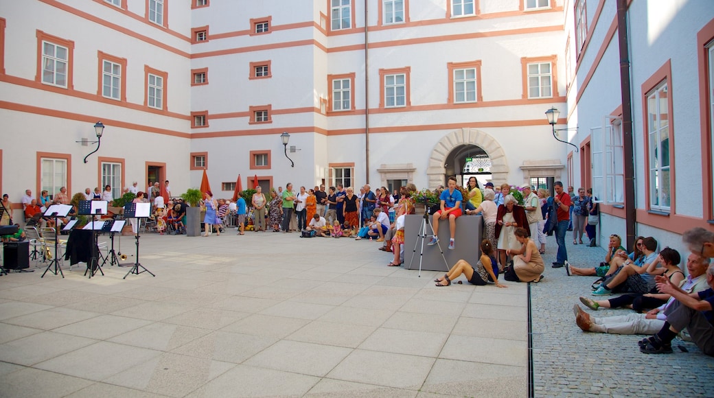 Salzburg Museum welches beinhaltet Performance-Kunst sowie große Menschengruppe