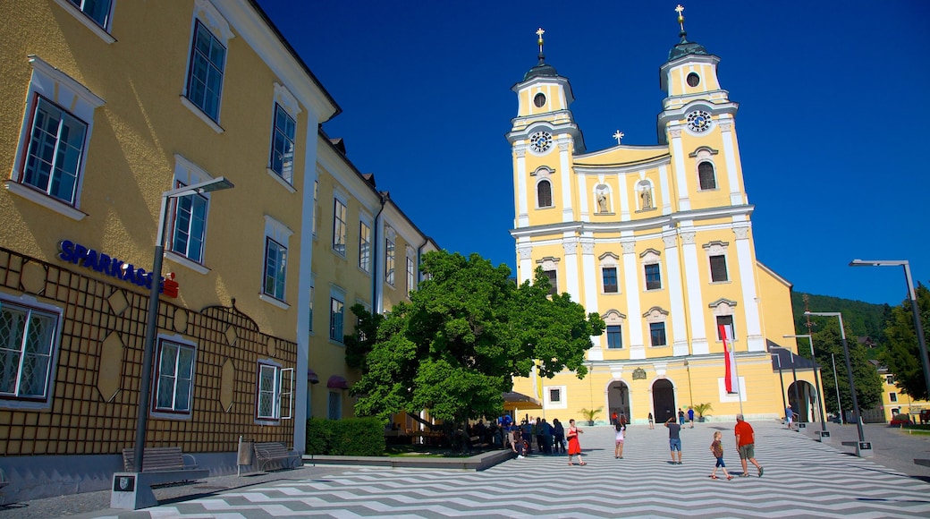 Mondsee mostrando piazza, chiesa o cattedrale e architettura d\'epoca