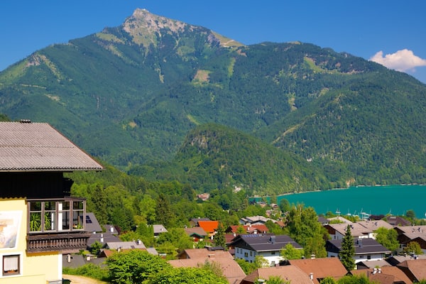 Sankt Gilgen montrant montagnes, lac ou étang et petite ville ou village