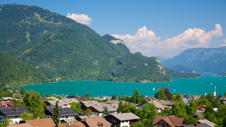St. Gilgen inclusief bergen, een klein stadje of dorpje en een meer of poel