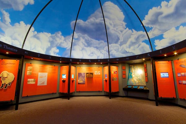 Musée royal de Colombie-Britannique qui includes vues intérieures