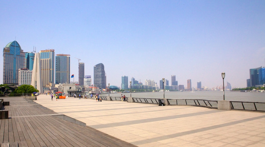 El Bund que incluye vistas panorámicas, un edificio alto y arquitectura moderna